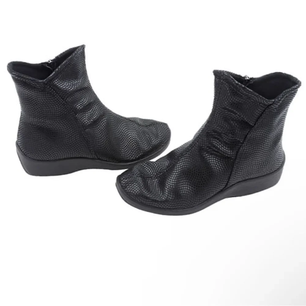 ARCOPEDICO Women’s Croc Shoes in the Size 41/9.5-10 US Size in Black Color